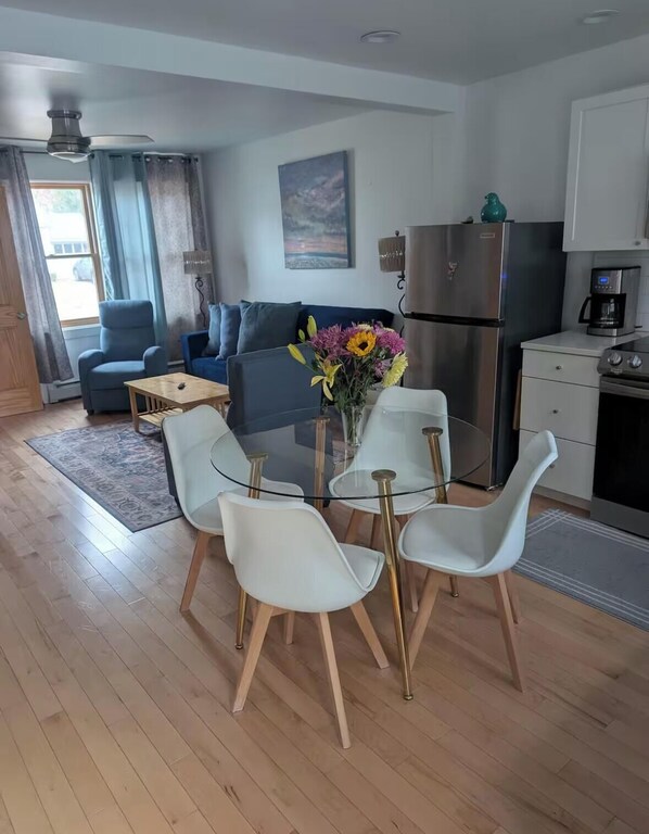 Interior - Entire House. 2+ bed, 2 bath near Lake & bikeway (Burlington)