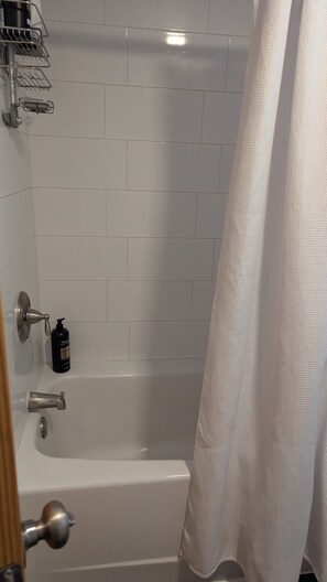 Secador de cabelo, toalhas de banho, sabonete, shampoo