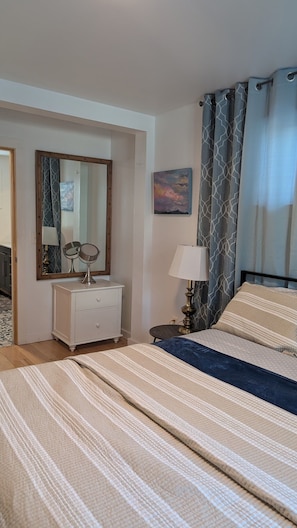 Iron/ironing board, free WiFi, bed sheets