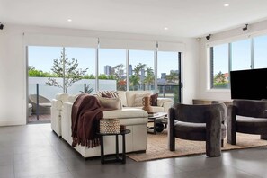 Smart TV, offices - Laguna by Khove (Broadbeach Waters)