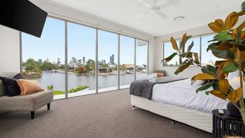 5 bedrooms, desk, iron/ironing board, free WiFi