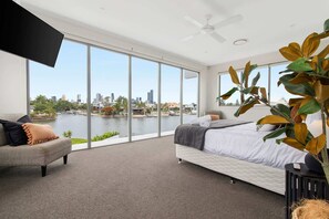 5 bedrooms, desk, iron/ironing board, free WiFi - Laguna by Khove (Broadbeach Waters)