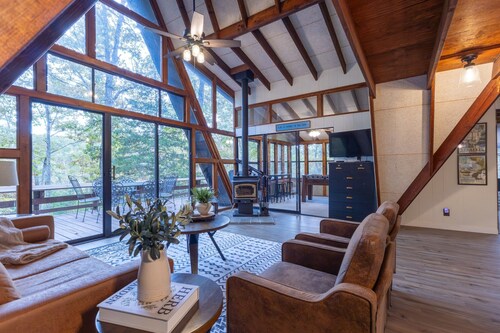 Lakefront, updated A-Frame, Hot Tub, Water Toys