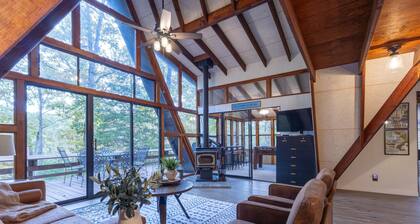 Lakefront, updated A-Frame, Hot Tub, Water Toys