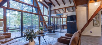 Lakefront, updated A-Frame, Hot Tub, Water Toys