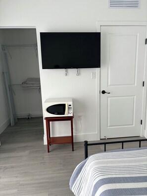 Silitysrauta/-lauta, Wi-Fi, vuodevaatteet