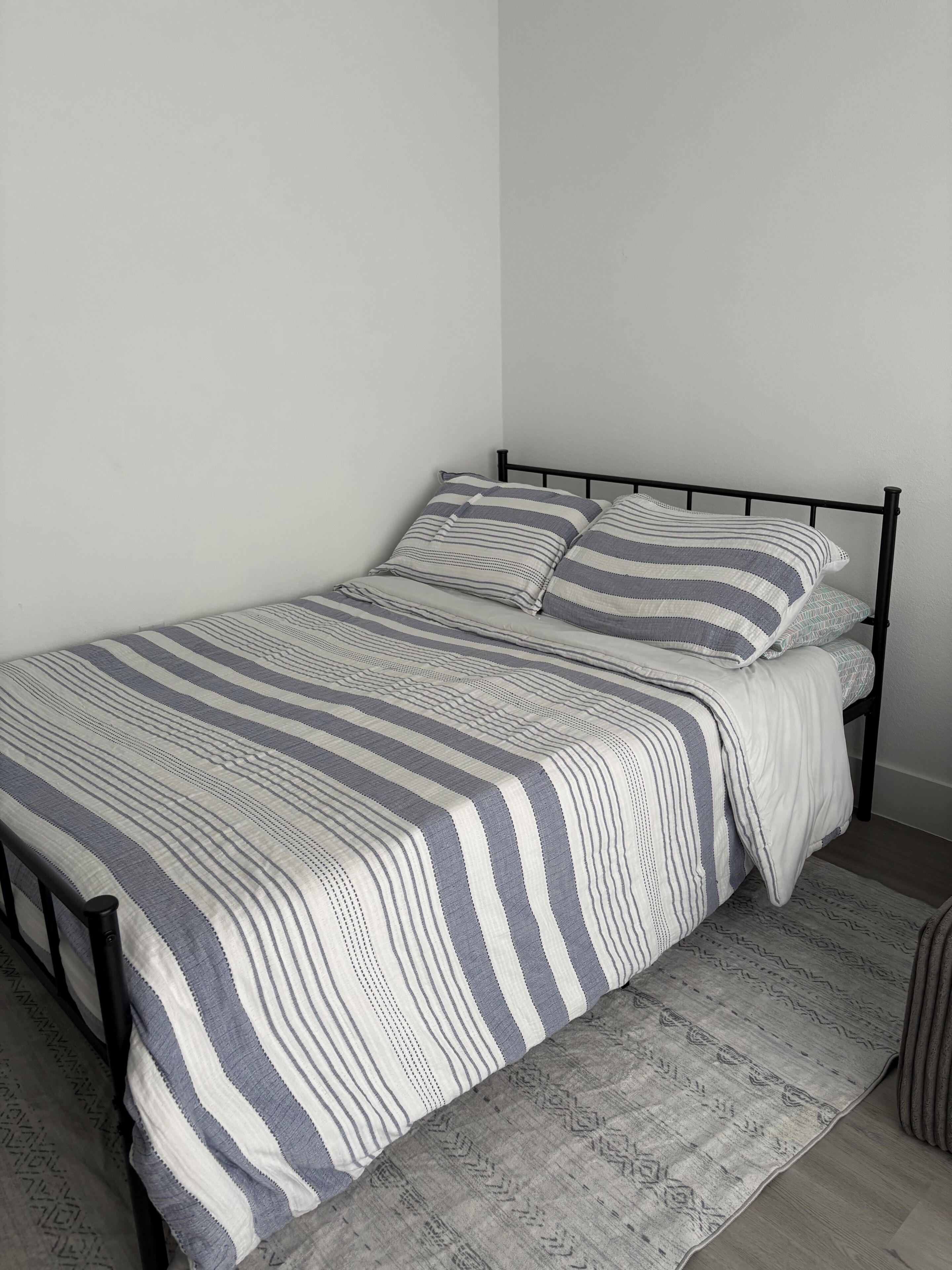 Iron/ironing board, WiFi, bed sheets