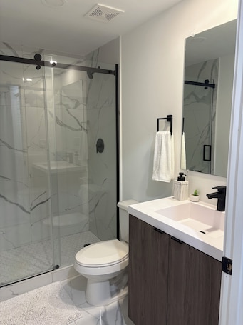 Hair dryer, towels, soap, shampoo. Cozy bedroom near Florida Keys