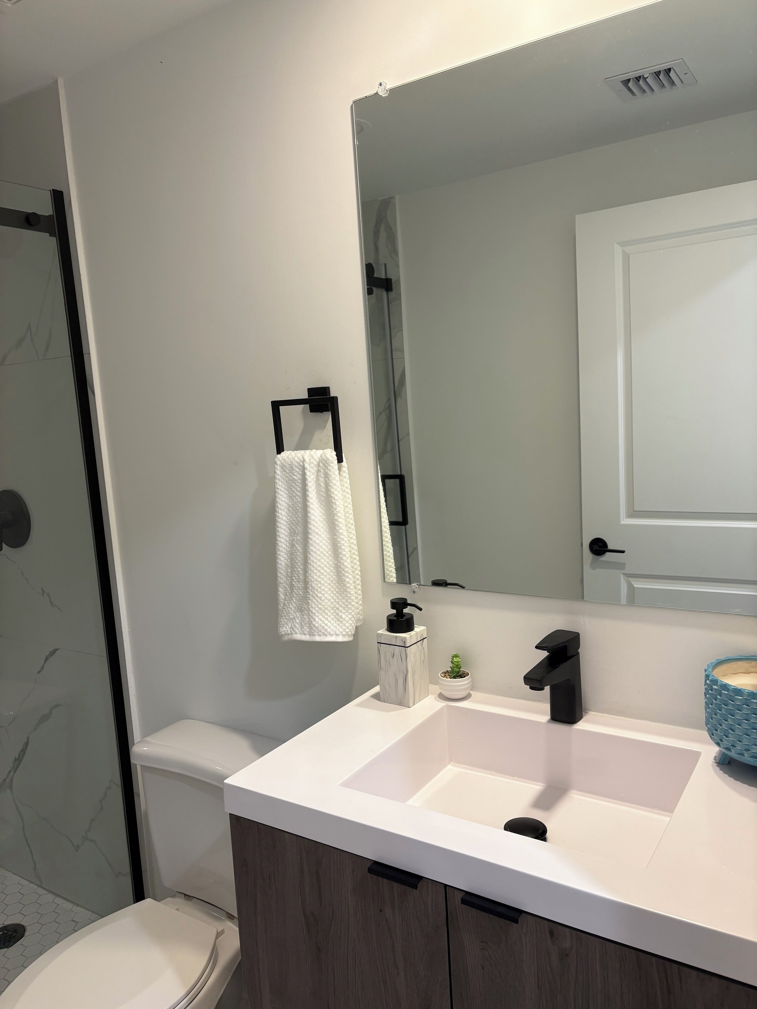 Secadora de cabello, toallas, jabón, papel de baño 