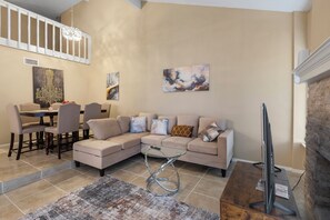 TV - Fully renovated 4 bed house 1.5 mile to vibrant Westheimer with new appliances (Houston)