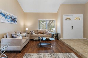 TV - Fully renovated 4 bed house 1.5 mile to vibrant Westheimer with new appliances (Houston)
