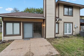 Exterior - Fully renovated 4 bed house 1.5 mile to vibrant Westheimer with new appliances (Houston)