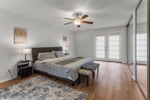 Free WiFi, bed sheets - Fully renovated 4 bed house 1.5 mile to vibrant Westheimer with new appliances (Houston)