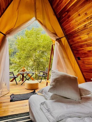 WiFi, bed sheets