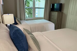 3 bedrooms, iron/ironing board, WiFi, bed sheets - Sun Wave – Spacious Poolfront 3BR with Ocean Views, Turks and Caicos (providenciales)