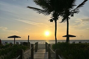 Beach - Sun Wave – Spacious Poolfront 3BR with Ocean Views, Turks and Caicos (providenciales)