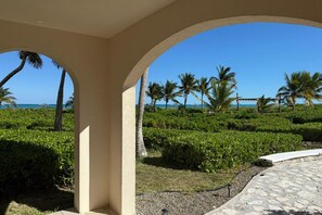 Property grounds - Sun Wave – Spacious Poolfront 3BR with Ocean Views, Turks and Caicos (providenciales)