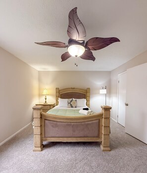 3 bedrooms, iron/ironing board, travel cot, free WiFi - Spacious Home near Downtown, 3 BD, Garage, Balcony, Pet Friendly, 2 living rooms (Columbus)