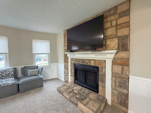 Smart TV, books - Spacious Home near Downtown, 3 BD, Garage, Balcony, Pet Friendly, 2 living rooms (Columbus)
