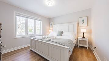 Desk, travel crib, WiFi, bed sheets