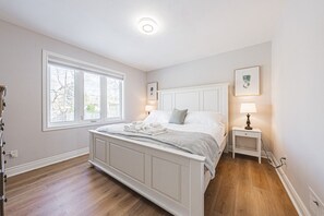 Desk, travel cot, WiFi, bed sheets - Spacious, Newly Renovated, Centrally Located | TMH (Burlington)