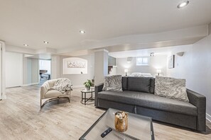 TV, fireplace - Spacious, Newly Renovated, Centrally Located | TMH (Burlington)