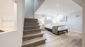 Schreibtisch, Reisekinderbett, WLAN, Bettwäsche