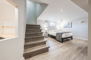 Escrivaninha, berço de viagem, Wi-Fi, roupa de cama