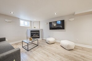 TV, fireplace - Spacious, Newly Renovated, Centrally Located | TMH (Burlington)