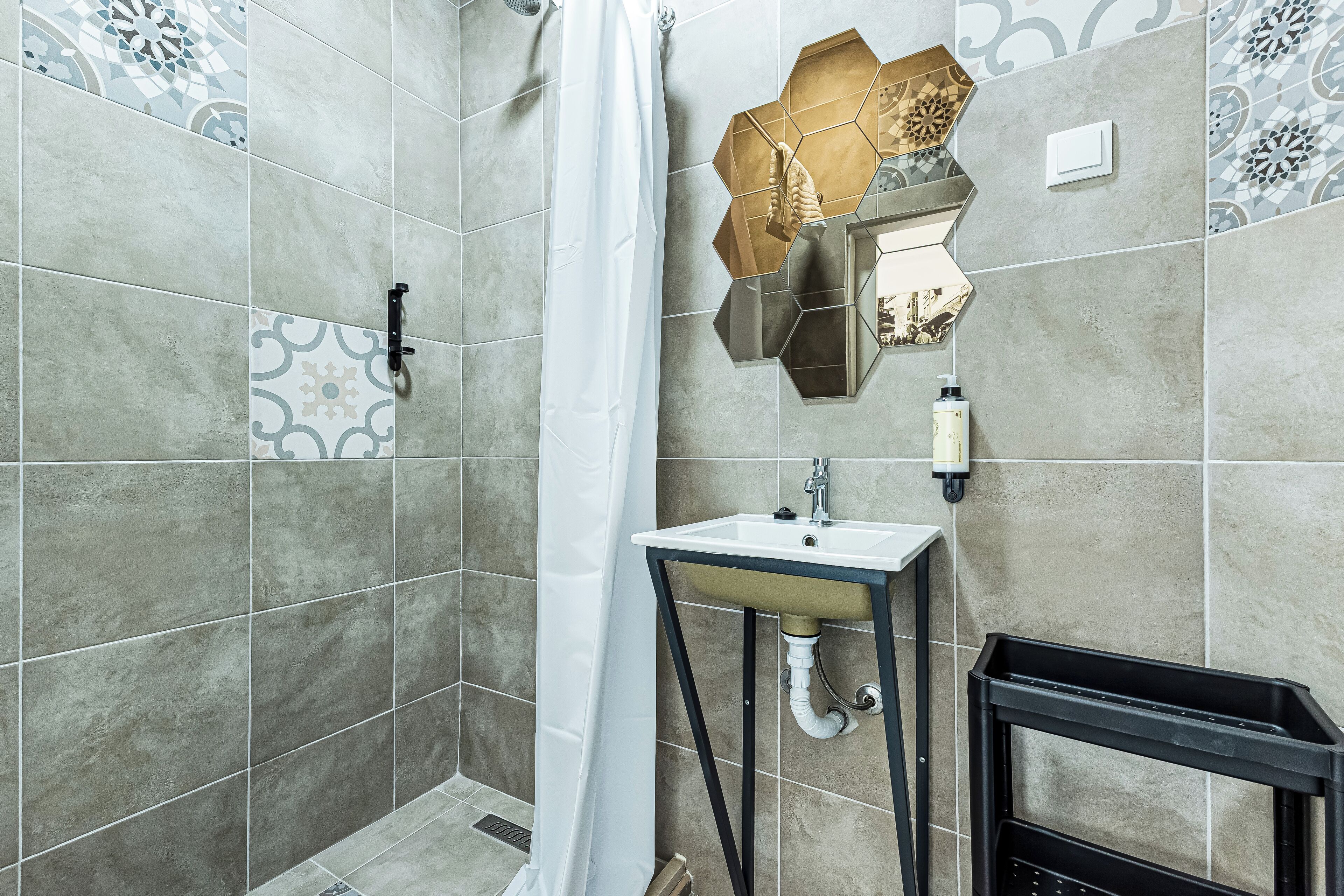 Basic-Einzelzimmer | Badezimmer | Dusche, Handtücher, Seife, Toilettenpapier
