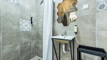 Habitación individual básica | Baño | Regadera, toallas, jabón, papel de baño