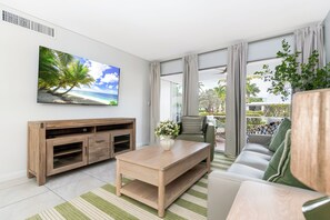 Living area - Emerald Oasis Naples • Luxury Stay by 5th Ave (Naples)