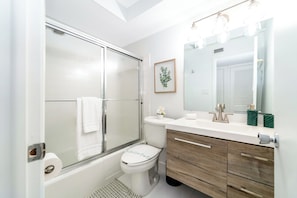 Shower, hair dryer, towels, soap - Emerald Oasis Naples • Luxury Stay by 5th Ave (Naples)
