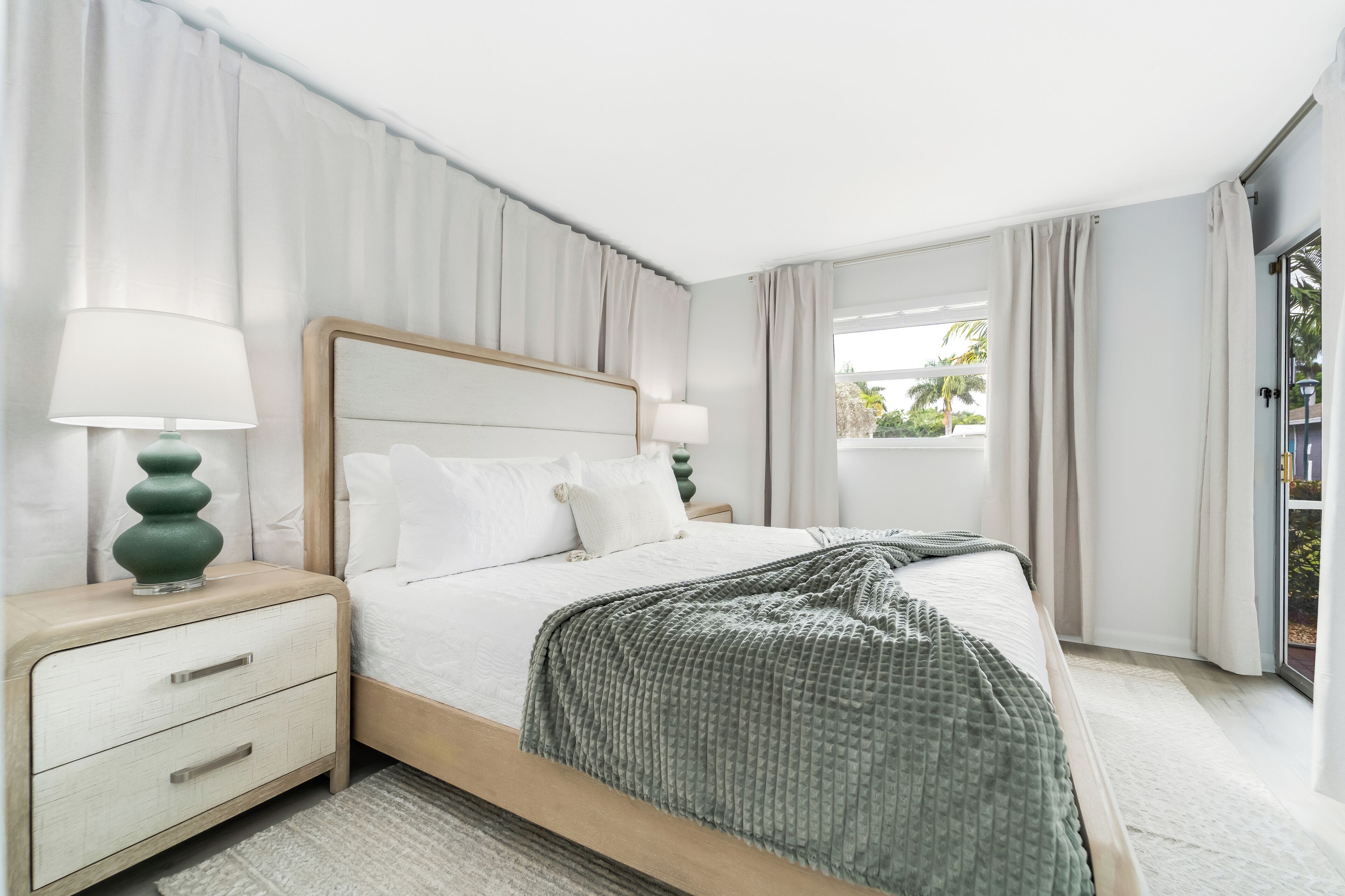 Een strijkplank/strijkijzer, wifi, beddengoed