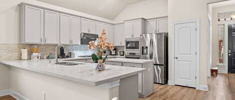 Réfrigérateur, micro-ondes, four, plaque de cuisson