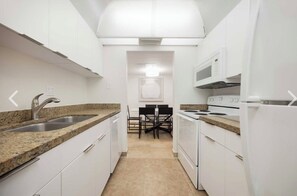 Private kitchen - Best location! Min. from the beach, restaurants, nightlife and historic parks. (Fort Lauderdale)