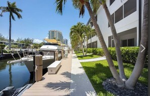 Marina - Best location! Min. from the beach, restaurants, nightlife and historic parks. (Fort Lauderdale)
