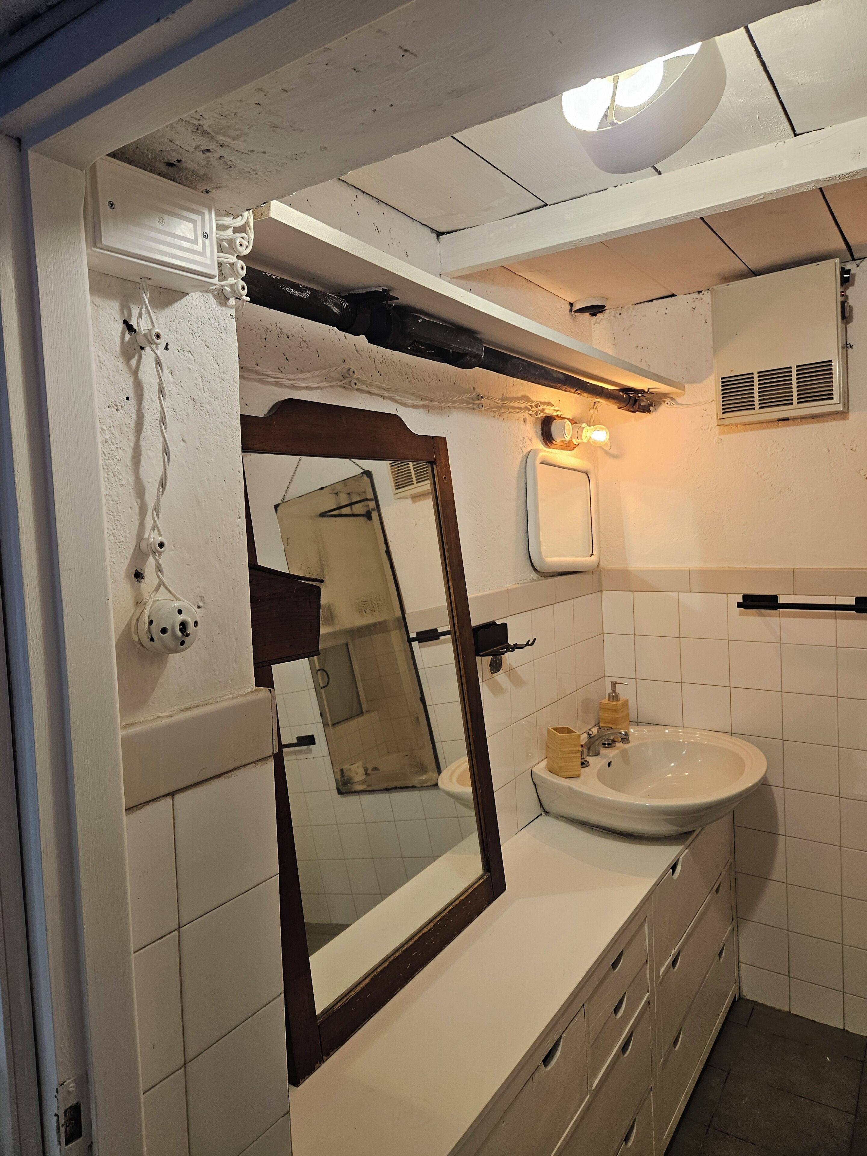 Een haardroger, een bidet, handdoeken, zeep