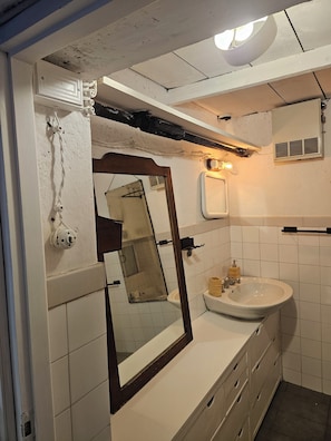 Sèche-cheveux, bidet, serviettes fournies, savon