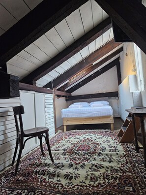 Bureau, fer et planche à repasser, lit parapluie, Wi-Fi gratuit