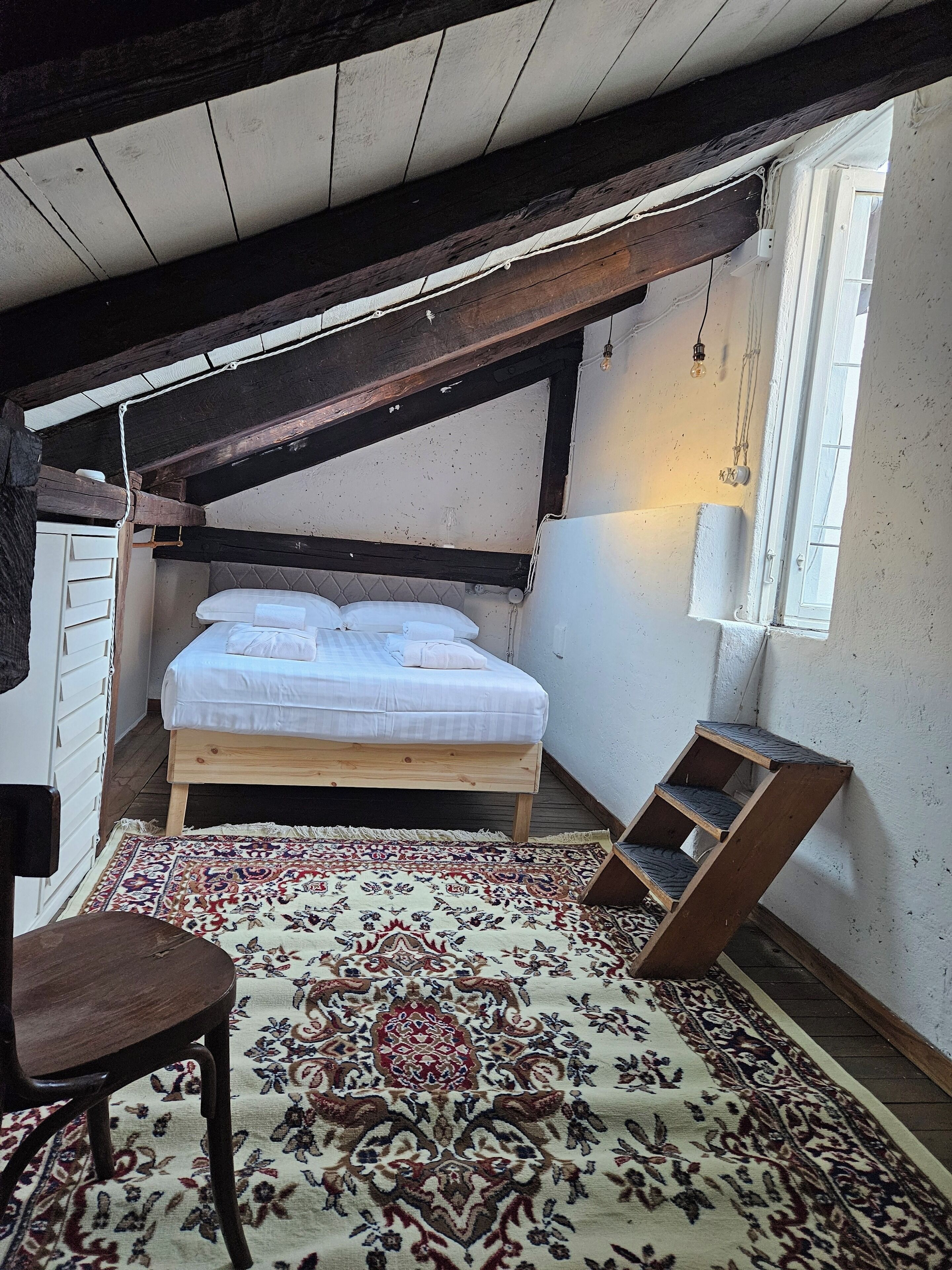 Bureau, fer et planche à repasser, lit parapluie, Wi-Fi gratuit