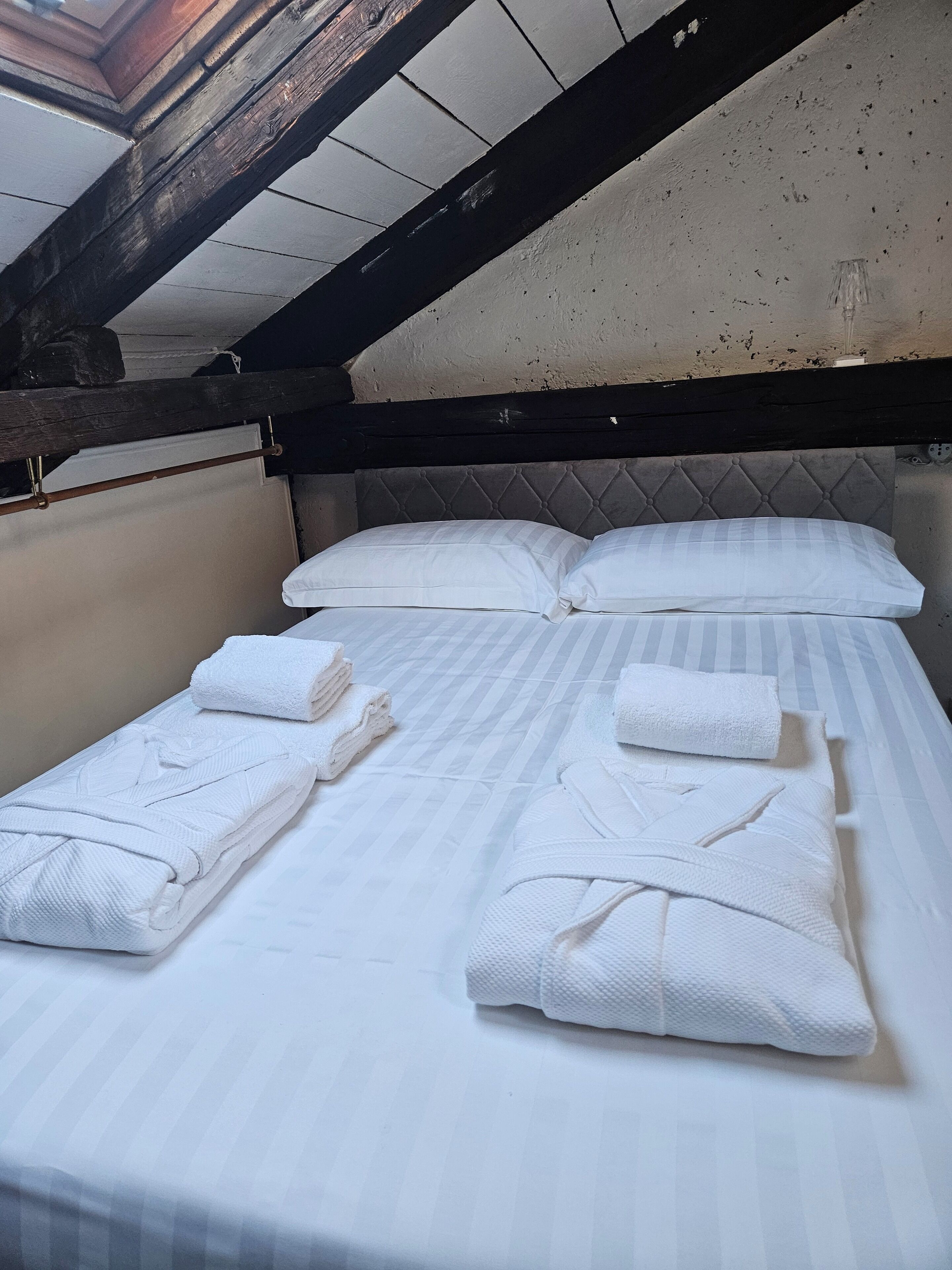 Bureau, fer et planche à repasser, lit parapluie, Wi-Fi gratuit