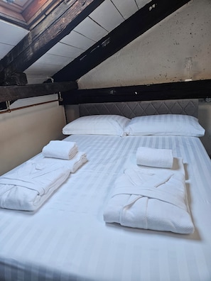 Een bureau, een strijkplank/strijkijzer, reisbedje, gratis wifi