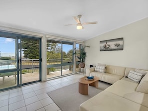 TV - Beachside 2-Bed Townhouse with Ocean Views (Long Beach)