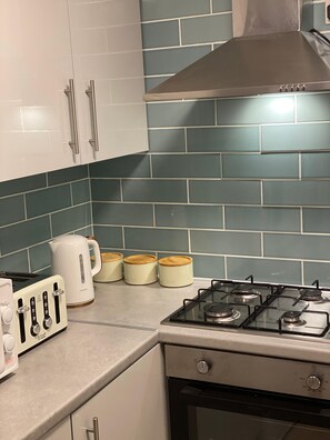 Fridge, microwave, oven, stovetop - Cosy Apartment in Islington, 10 min tube to Central London! (London)