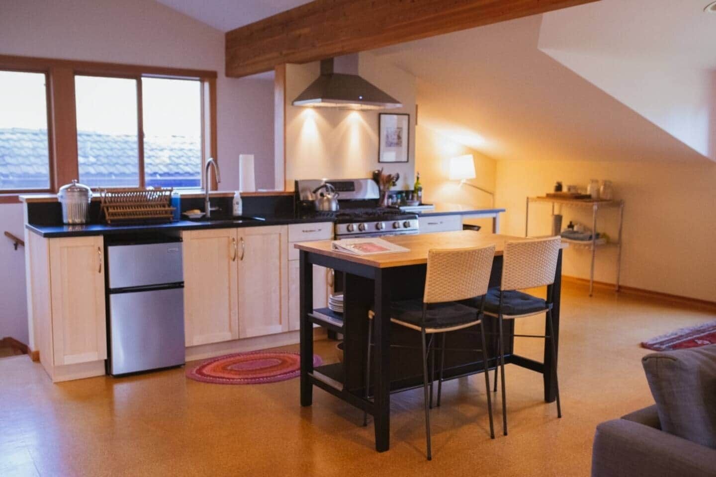 Réfrigérateur, four à micro-ondes, un four, surface de cuisson