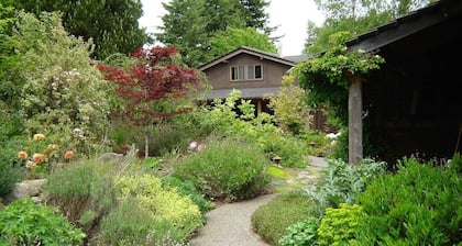 Cozy Loft on an Organic Flower Farm