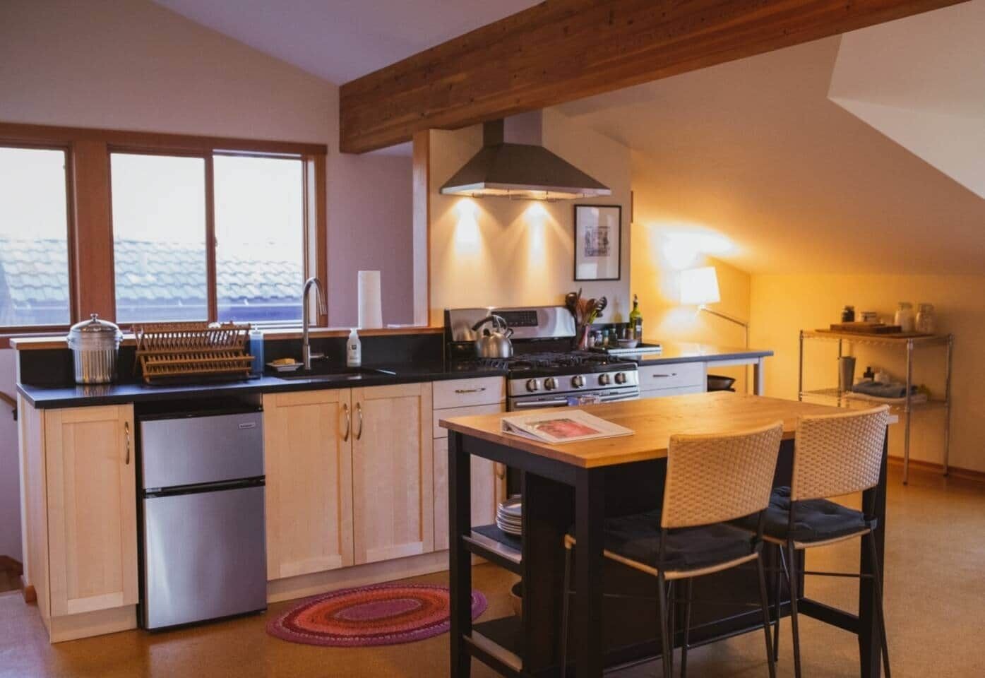 Réfrigérateur, four à micro-ondes, un four, surface de cuisson