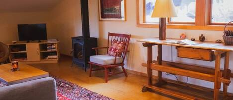 Televisión y chimenea