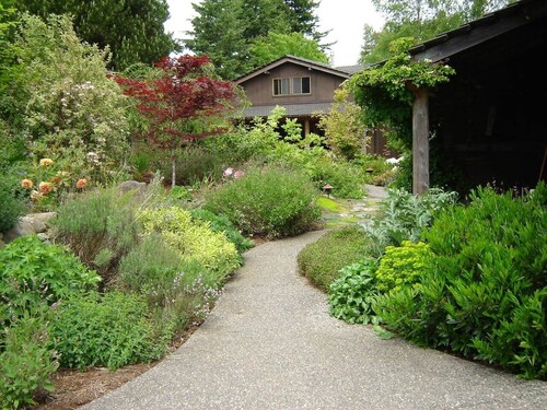 Cozy Loft on an Organic Flower Farm